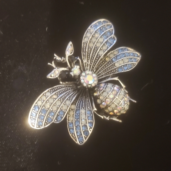 New Rhinestone Bee Brooch. - Picture 9 of 16